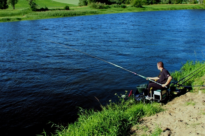 WIETRZNY DEBIUT NAD ŁOMŻYŃSKĄ WODĄ.